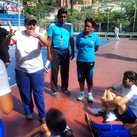 ENTRENADORA ALEJANDRA IMPARTIENDO INSTRUCCIONES